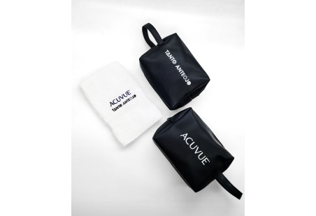 Neceser y Toalla de Acuvue + Tanto Anteojo